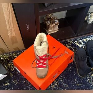 Lugz Women's Brown Boots with Red Laces